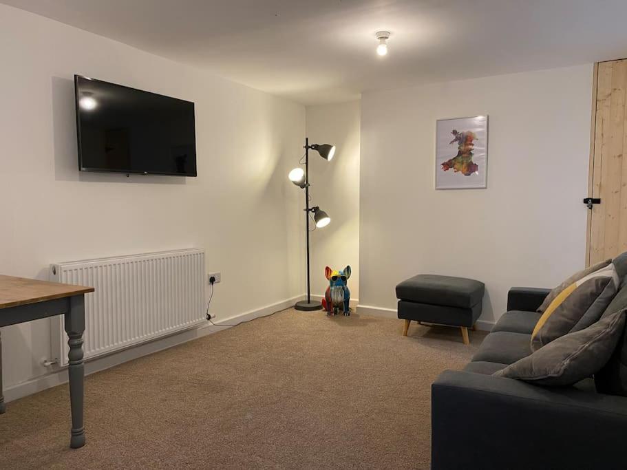Modern 2 Bedroom Cottage Near Bike Park Wales. 머티르티드필 외부 사진